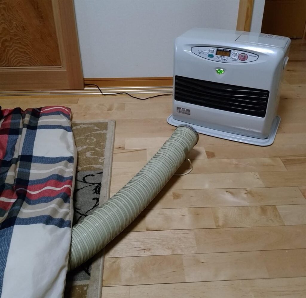 100均_こたつホース_レビュー, ダイソー_こたつホース_神アイテム, こたつ_寒さ対策_電気代, こたつホース_冬_便利