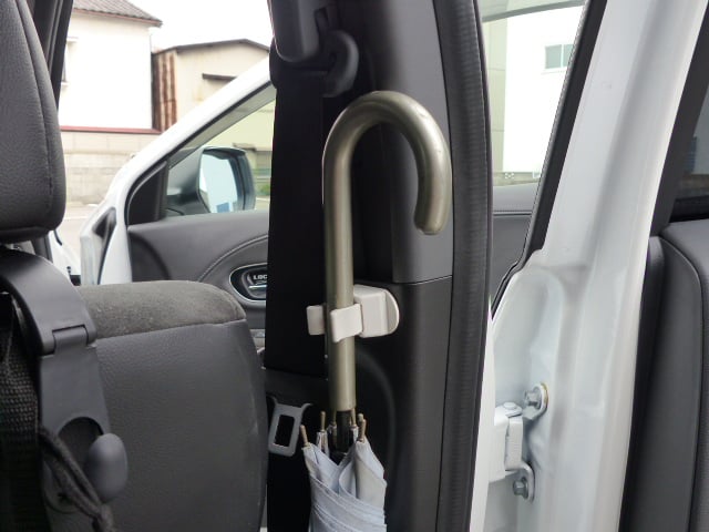 ダイソー_車用傘立て_レビュー, 100均_車用傘立て_検証, 車内_傘_ストレス_激減, 車用傘立て_実力