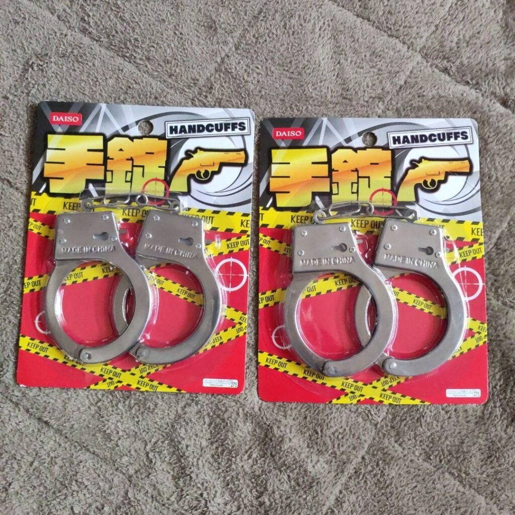 手錠 百均 ダイソー セリア, 手錠 100均 購入レビュー, ダイソー セリア 手錠 比較, 100均 手錠 実際に購入