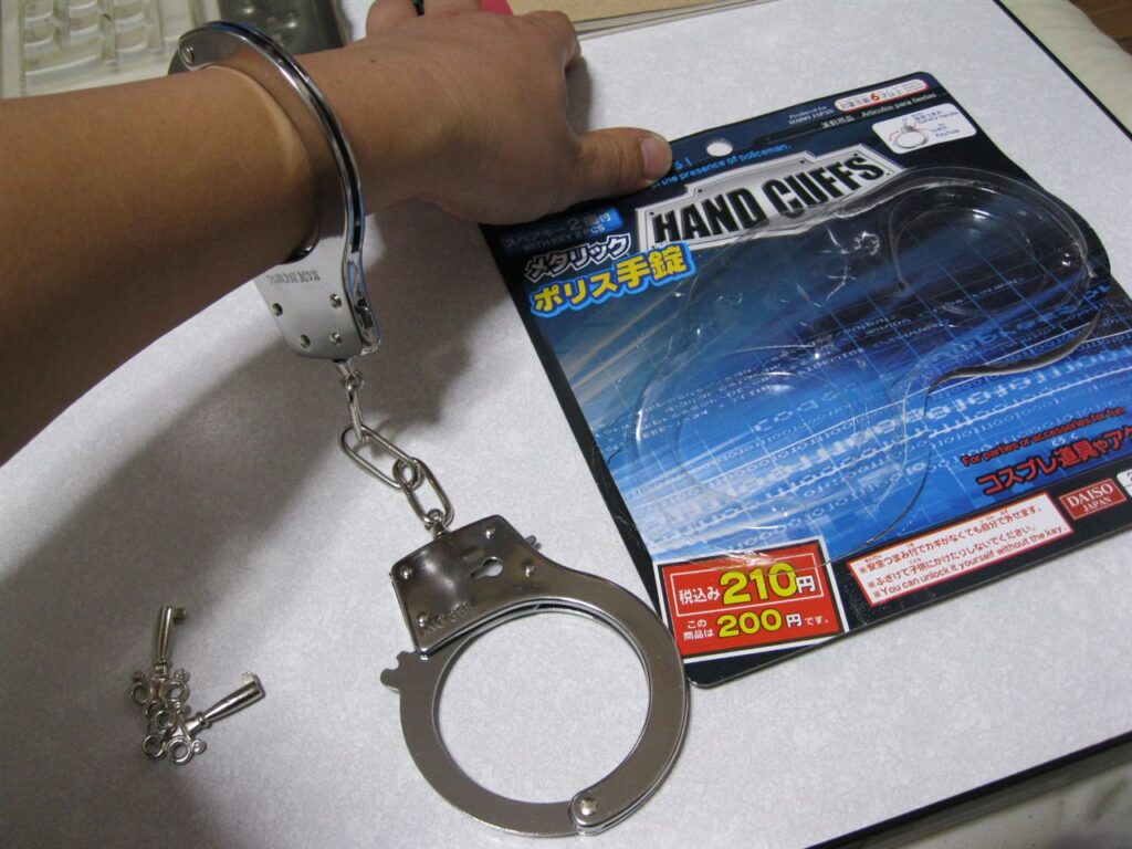 手錠 百均 ダイソー セリア, 手錠 100均 購入レビュー, ダイソー セリア 手錠 比較, 100均 手錠 実際に購入