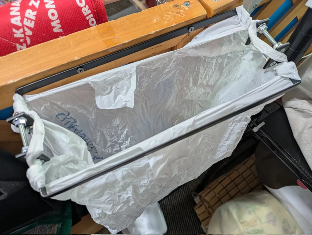 セリア店内でゴミ袋ホルダーを探す売り場ガイド